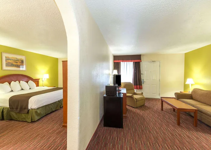 Baymont By Wyndham Louisville East