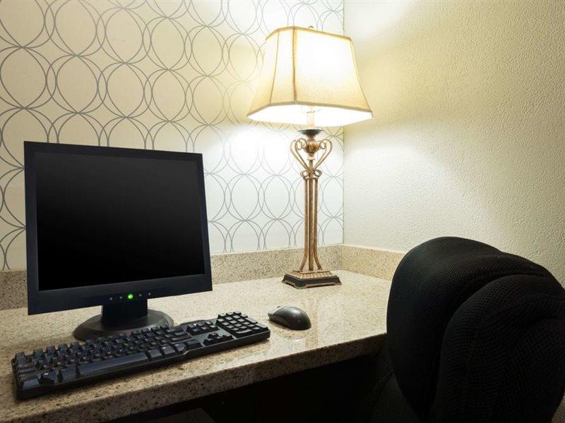 Hotel Baymont By Wyndham East 2*