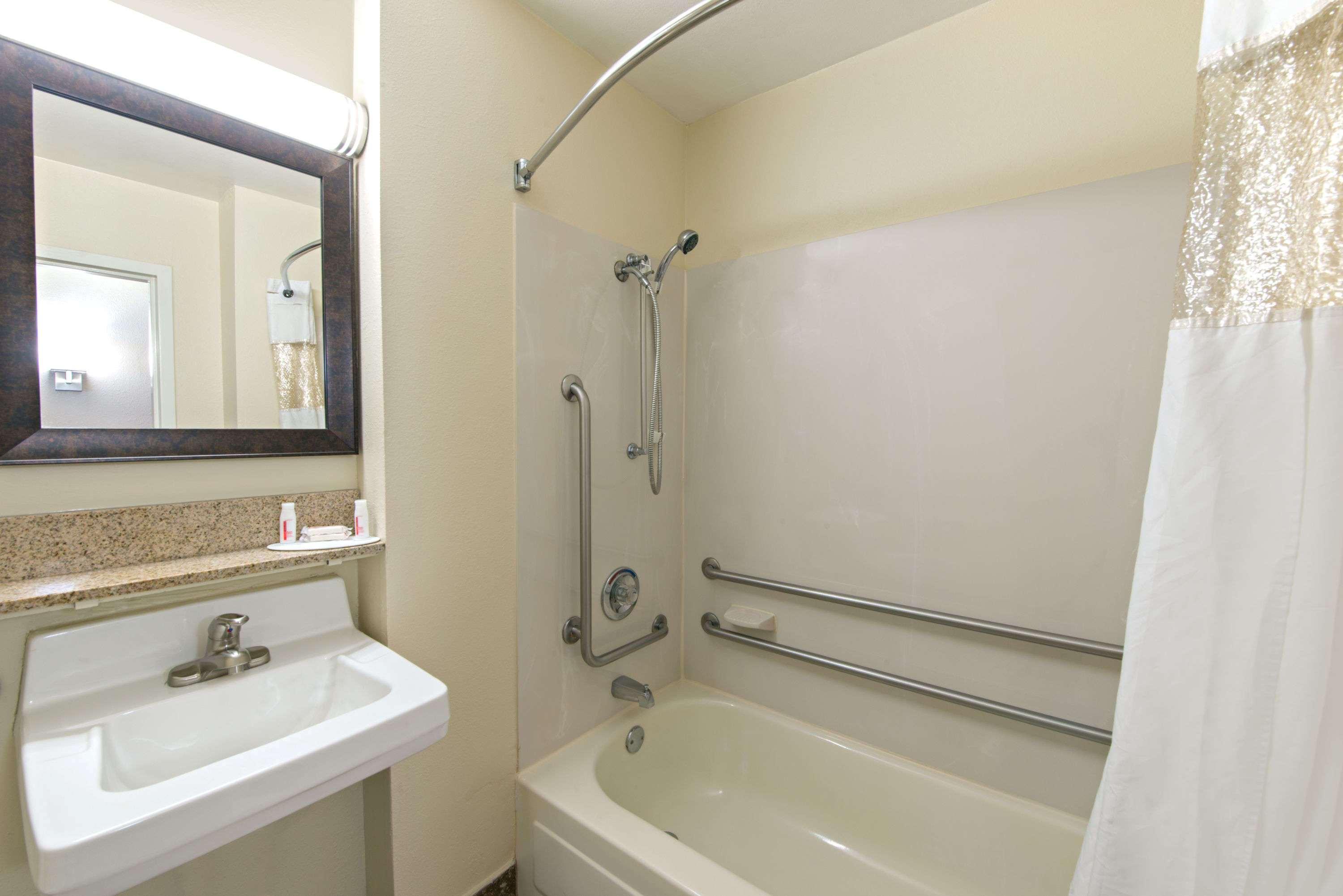 Hotel Baymont By Wyndham East Louisville