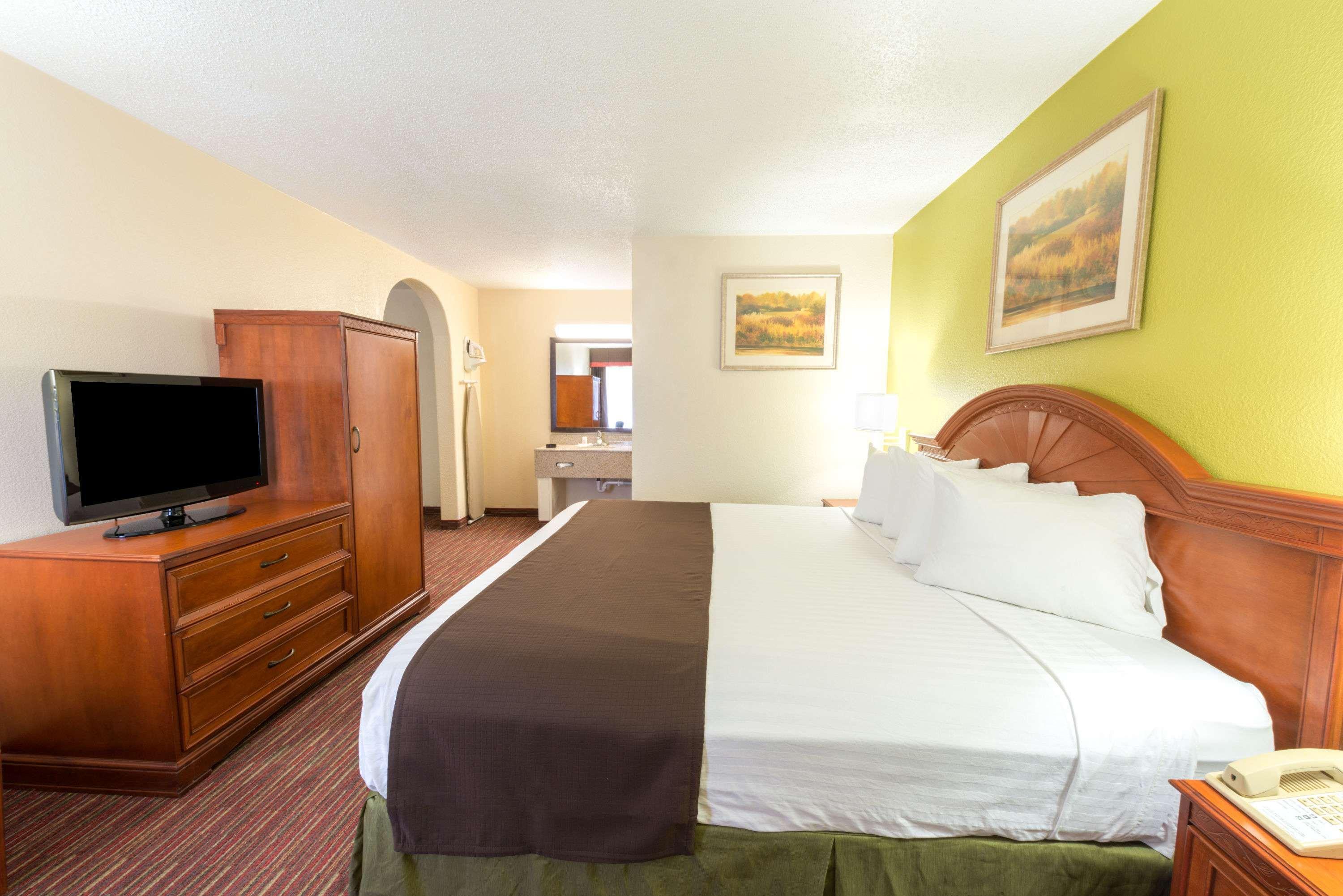 Baymont By Wyndham East Hotel