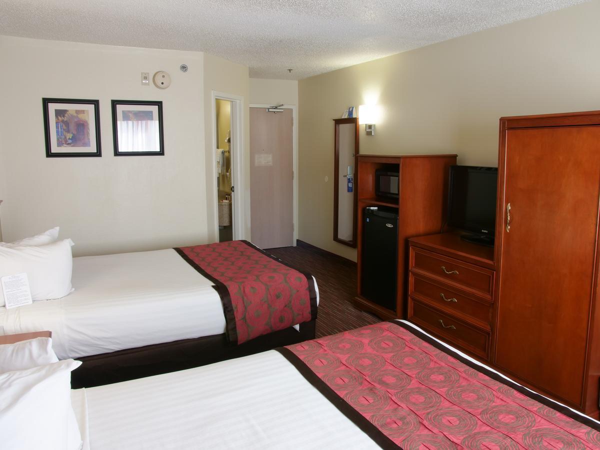 Hotel Baymont By Wyndham East 2*