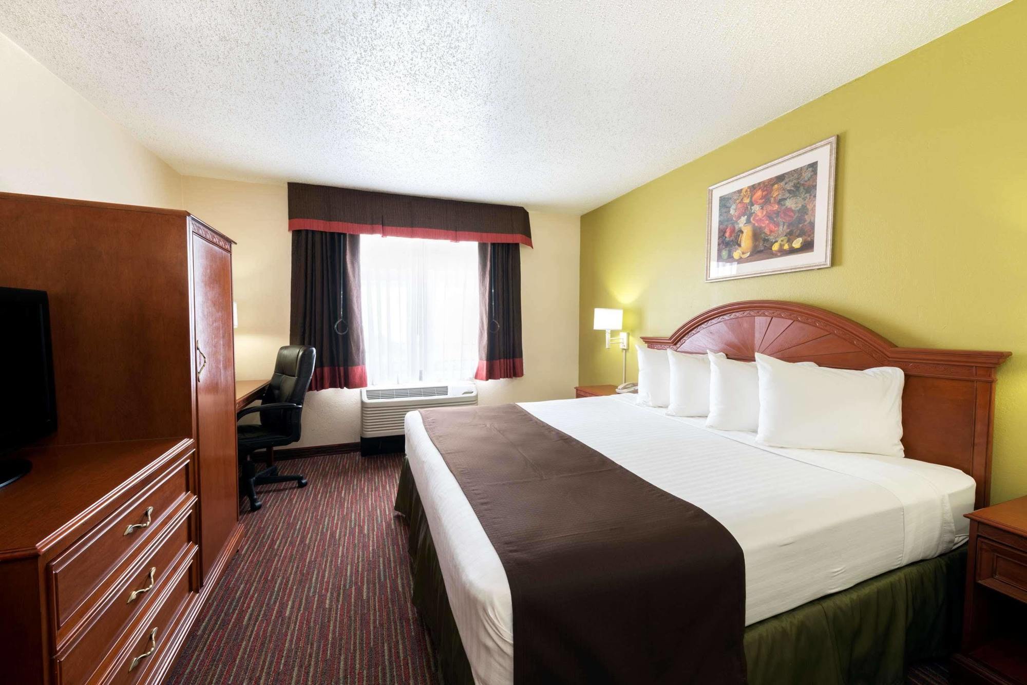Baymont By Wyndham East Hotel 2*