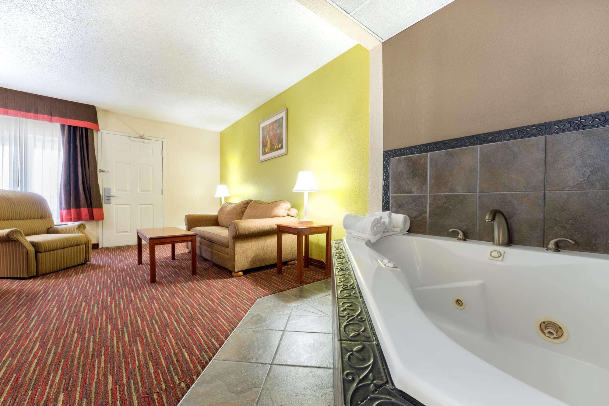 Hotel Baymont By Wyndham East 2*