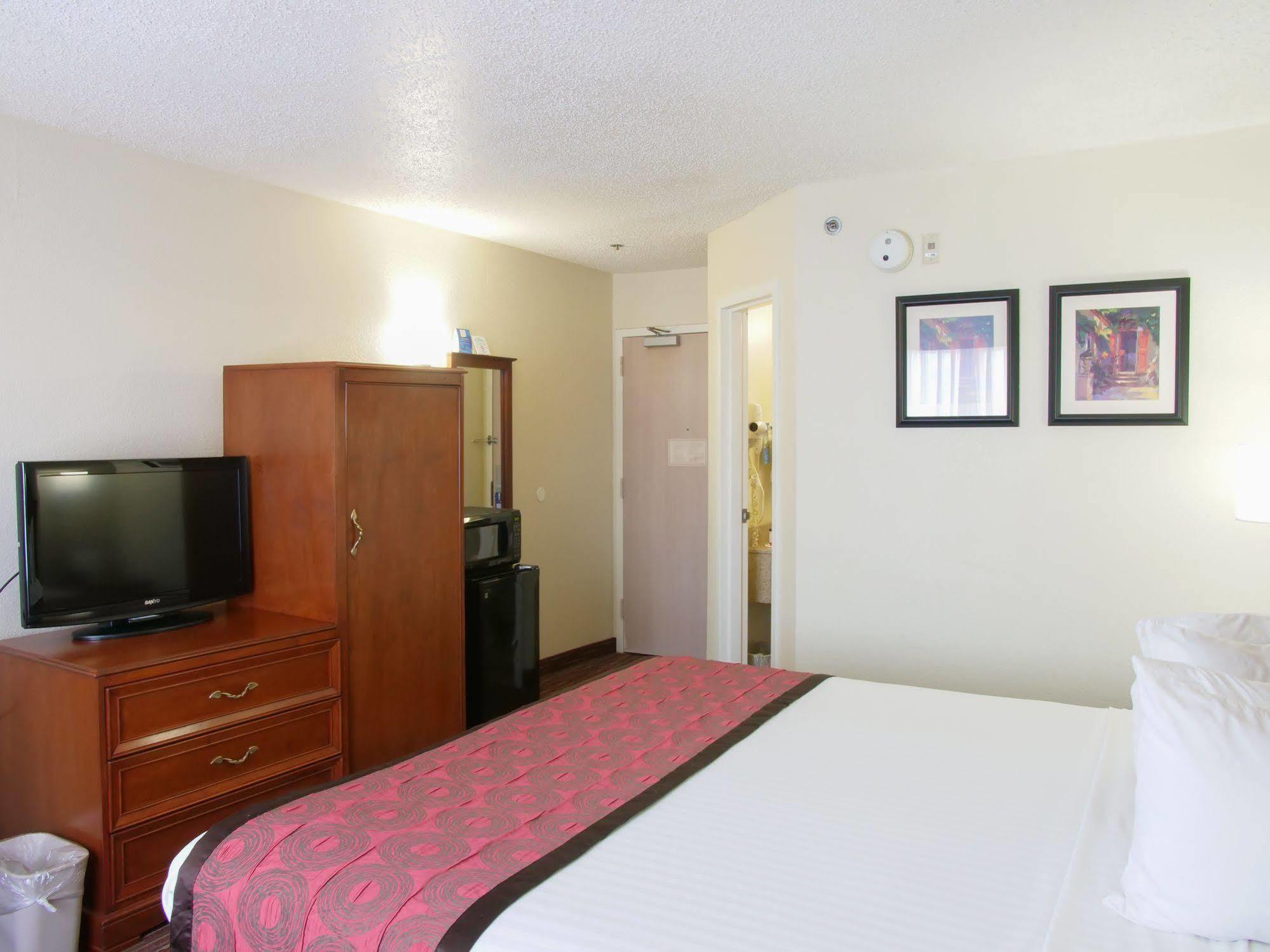 Hotel Baymont By Wyndham East 2*